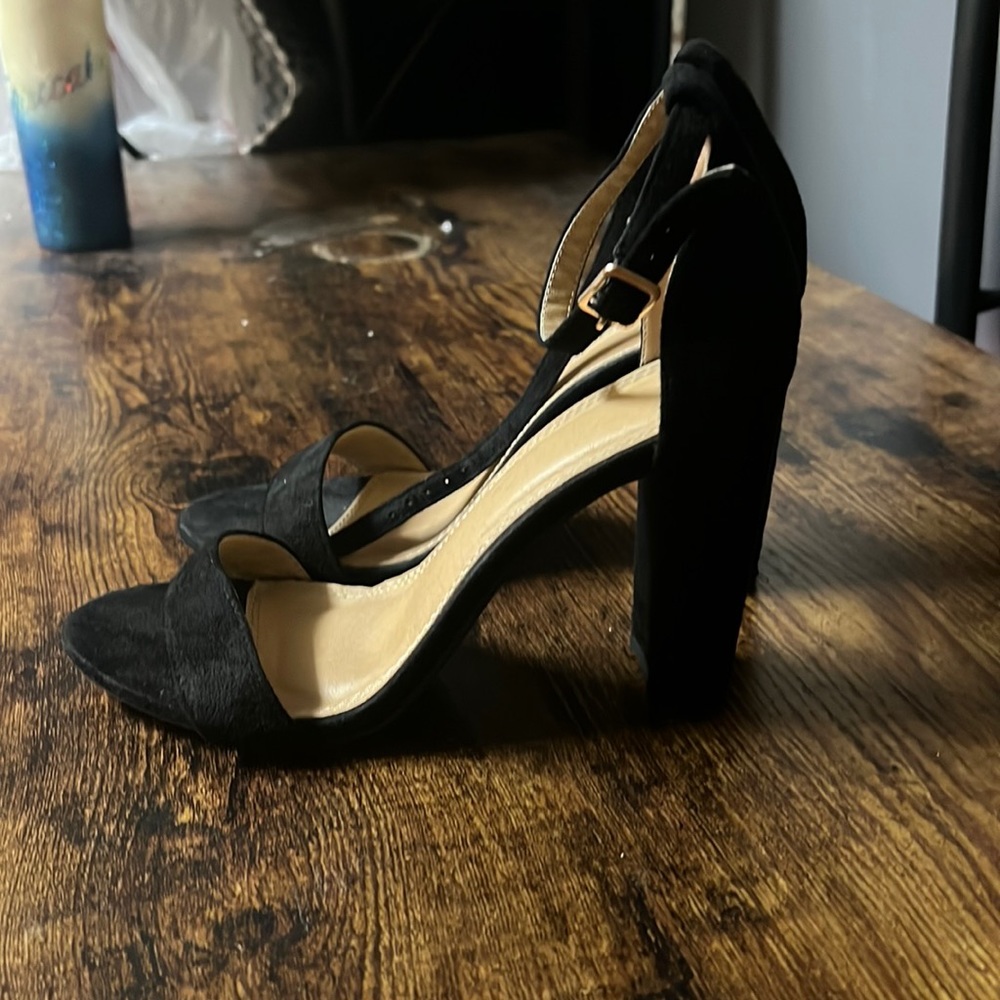 Women’s black heels. 8